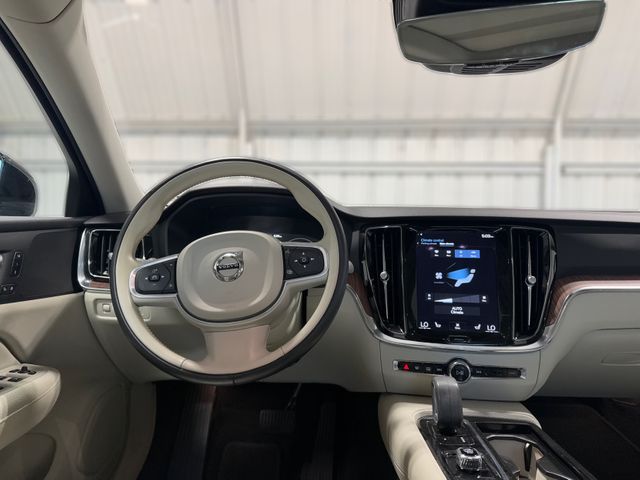 2022 Volvo S60 T8 RECHARGE R-DESIGN EXPRESSIO 2022 Volvo S60 T8 RECHARGE R-DESIGN EXPRESSIO