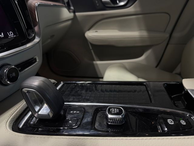 2022 Volvo S60 T8 RECHARGE R-DESIGN EXPRESSIO 2022 Volvo S60 T8 RECHARGE R-DESIGN EXPRESSIO