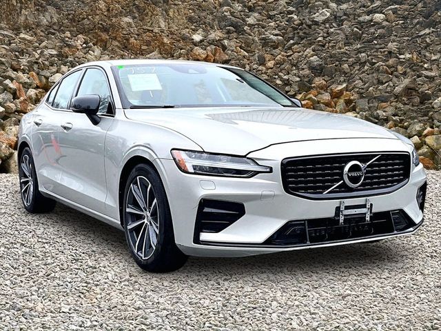 2022 Volvo S60 B5 Momentum