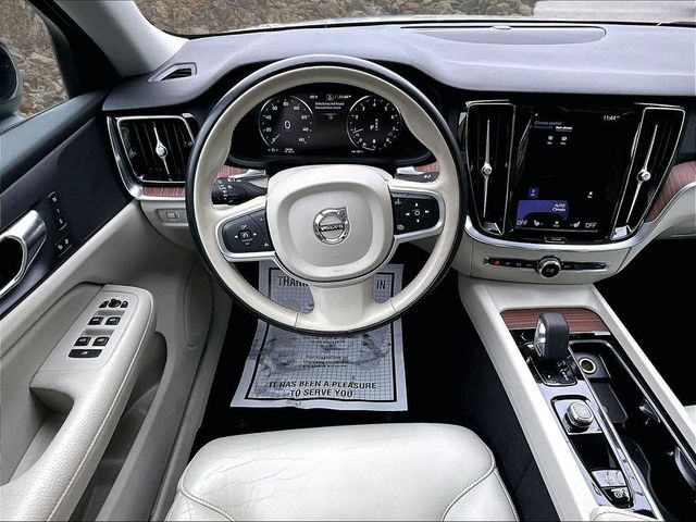 2022 Volvo S60 B5 Momentum