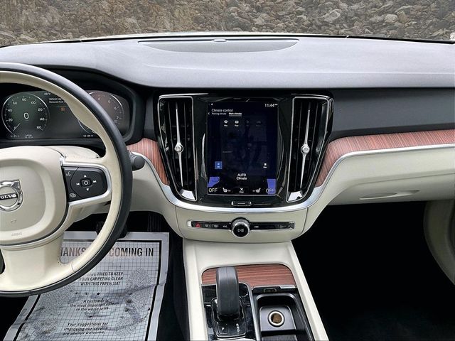 2022 Volvo S60 B5 Momentum