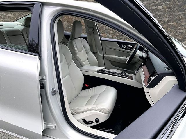 2022 Volvo S60 B5 Momentum