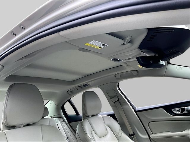 2022 Volvo S60 B5 Momentum
