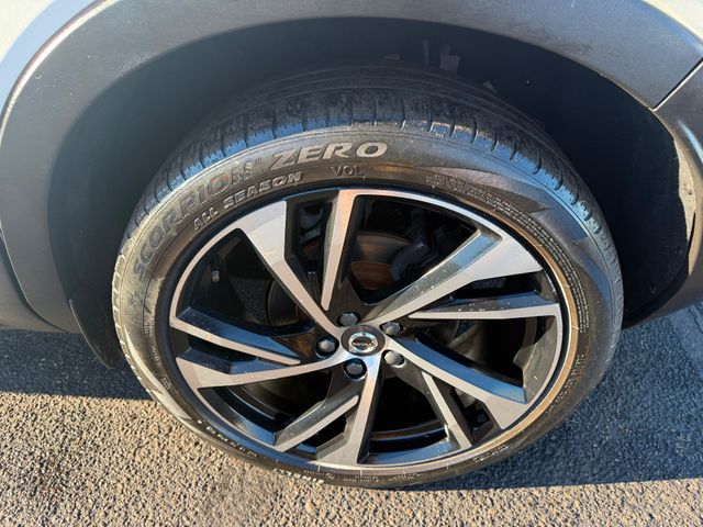 2022 Volvo XC40 T5 R-Design