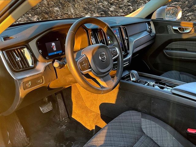 2022 Volvo XC60 B5 Momentum