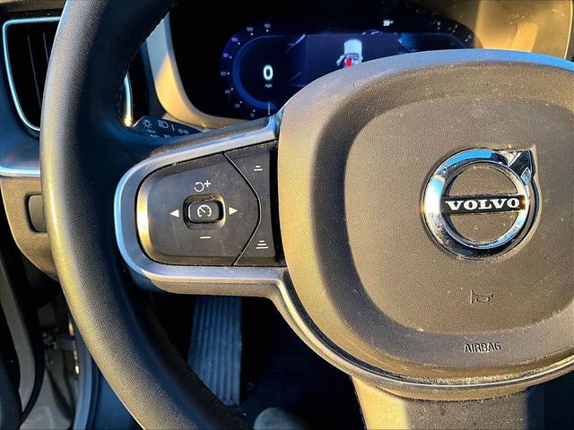 2022 Volvo XC60 B5 Momentum