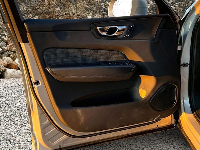 2022 Volvo XC60 B5 Momentum