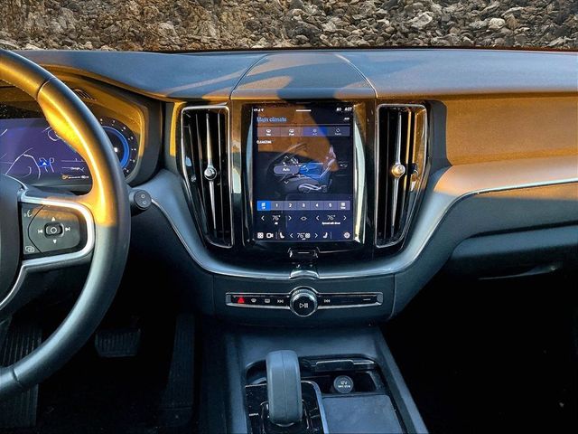 2022 Volvo XC60 B5 Momentum