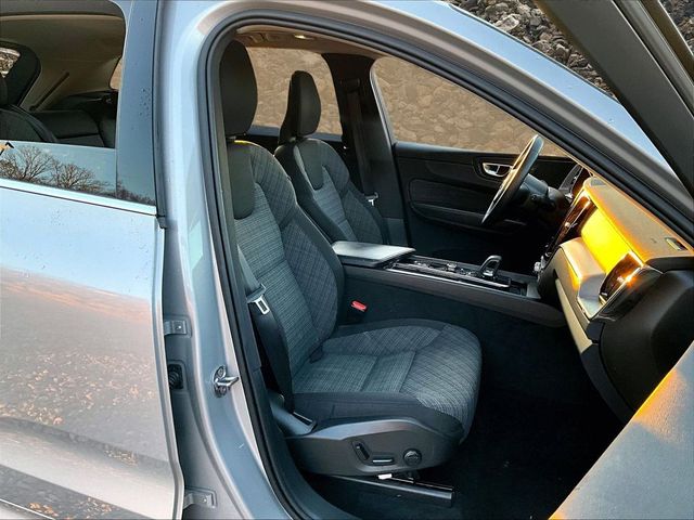 2022 Volvo XC60 B5 Momentum