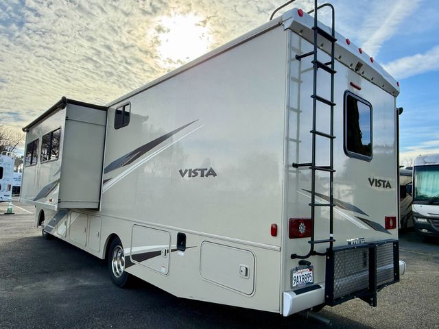2022 Winnebago 32m