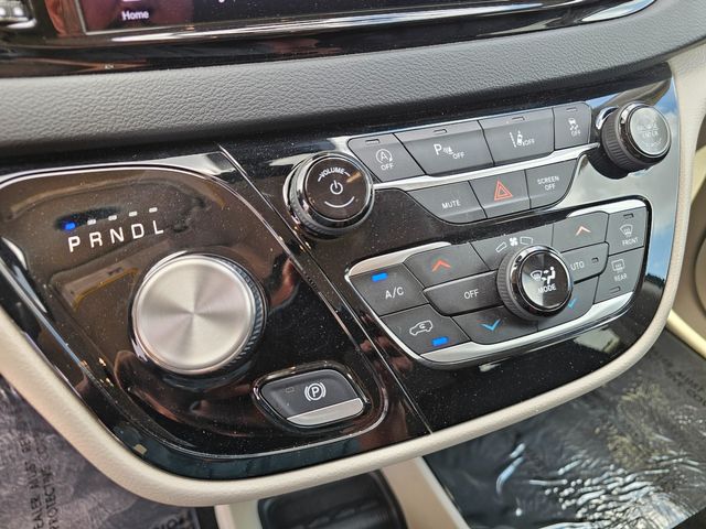 2023 Chrysler Pacifica Touring L | Brownsville TX | English Motors