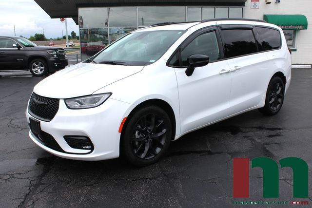 2023 Chrysler Pacifica Limited S | Granite City, Illinois | MasterCars Company Inc. in Granite City, Illinois 62040