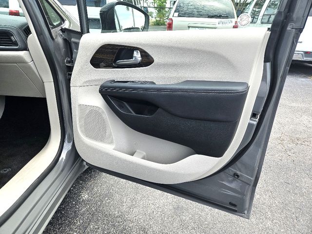 2023 Chrysler Pacifica Limited Wheelchair Van Handicap Ramp Van