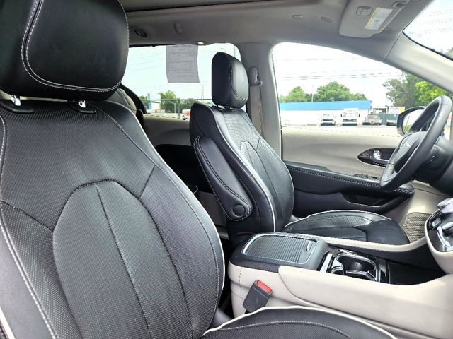 2023 Chrysler Pacifica Limited Wheelchair Van Handicap Ramp Van