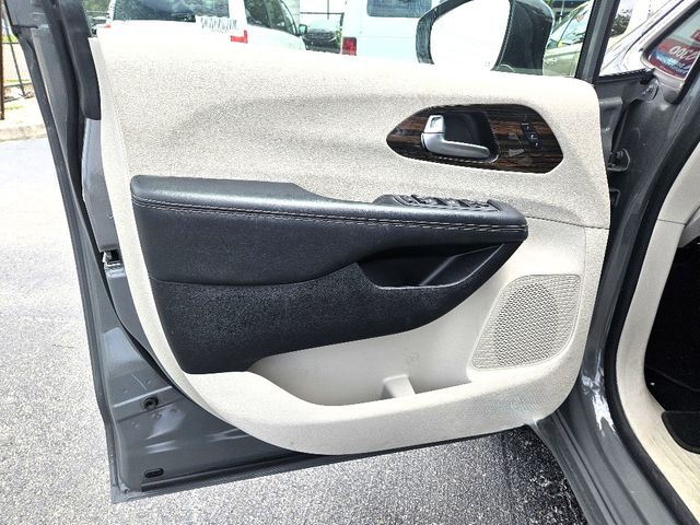 2023 Chrysler Pacifica Limited Wheelchair Van Handicap Ramp Van