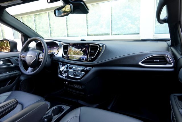 2023 Chrysler Pacifica BraunAbility Wheelchair Accessible * Touring L 