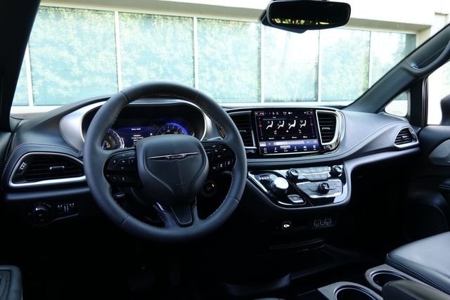 2023 Chrysler Pacifica BraunAbility Wheelchair Accessible * Touring L 