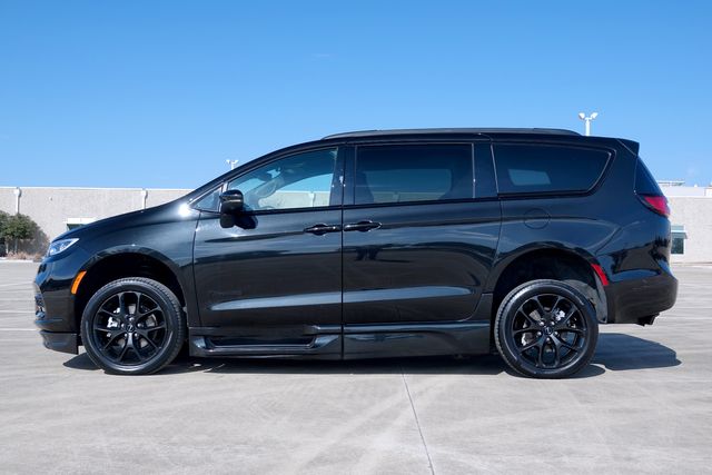 2023 Chrysler Pacifica BraunAbility Wheelchair Accessible * Touring L 