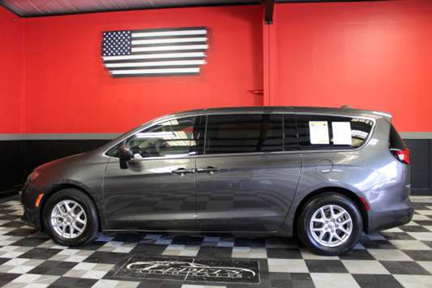 2023 Chrysler Voyager LX - 8