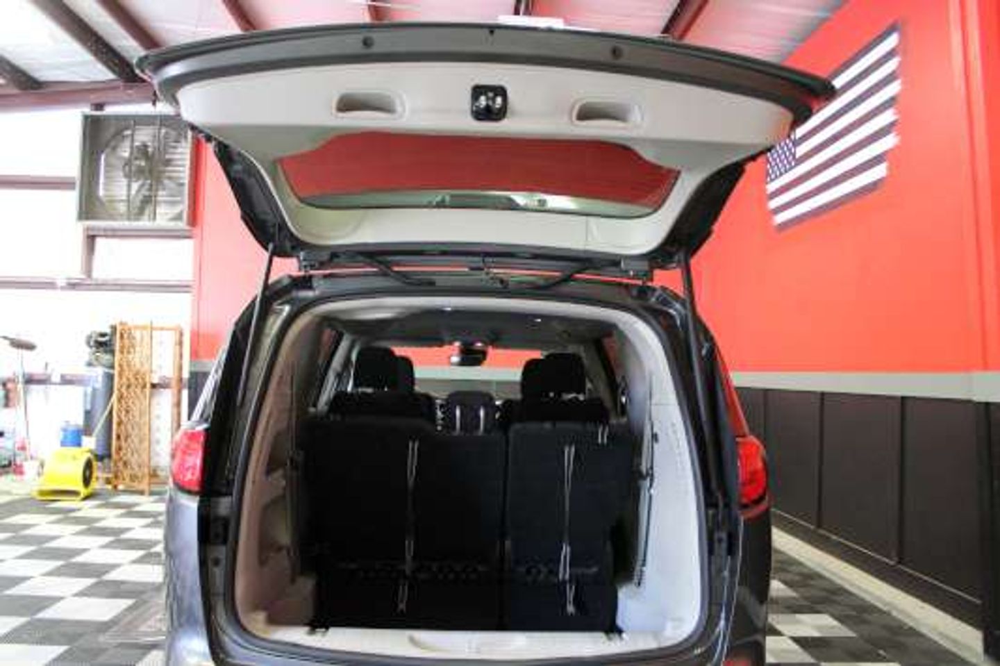 2023 Chrysler Voyager LX - 5