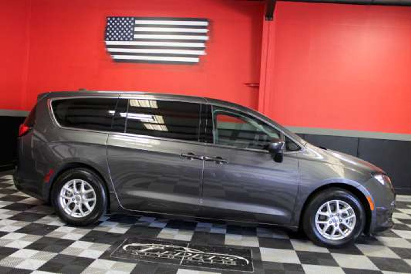 2023 Chrysler Voyager LX - 2