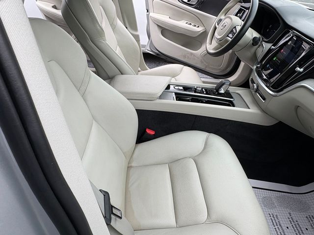 2023 Volvo S60 B5 Plus Dark Theme