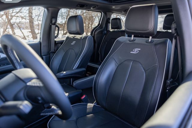 2024 Chrysler Pacifica Limited w/ Stow 'n Go, Adaptive Cruise, 28 MPG