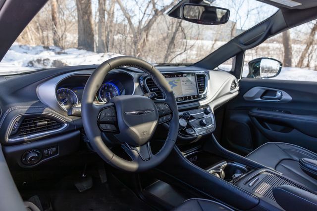 2024 Chrysler Pacifica Limited w/ Stow 'n Go, Adaptive Cruise, 28 MPG 2024 Chrysler Pacifica Limited w/ Stow 'n Go, Adaptive Cruise, 28 MPG