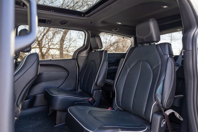 2024 Chrysler Pacifica Limited w/ Stow 'n Go, Adaptive Cruise, 28 MPG