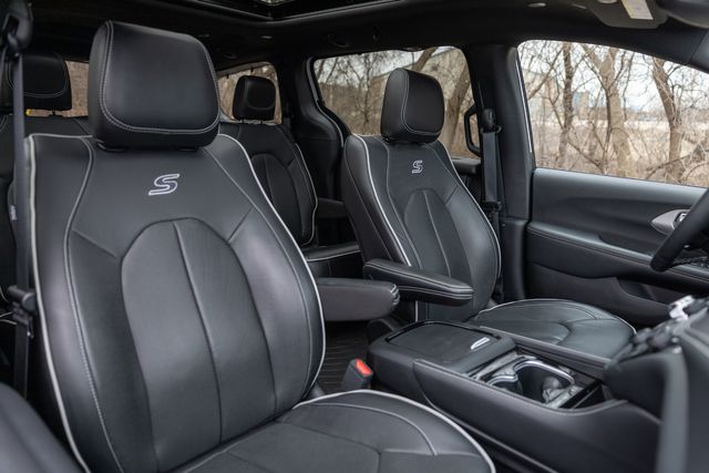 2024 Chrysler Pacifica Limited w/ Stow 'n Go, Adaptive Cruise, 28 MPG