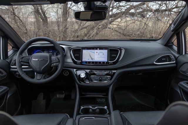 2024 Chrysler Pacifica Limited w/ Stow 'n Go, Adaptive Cruise, 28 MPG