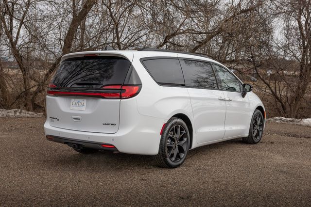 2024 Chrysler Pacifica Limited w/ Stow 'n Go, Adaptive Cruise, 28 MPG