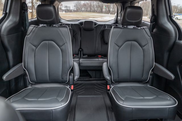 2024 Chrysler Pacifica Limited w/ Stow 'n Go, Adaptive Cruise, 28 MPG