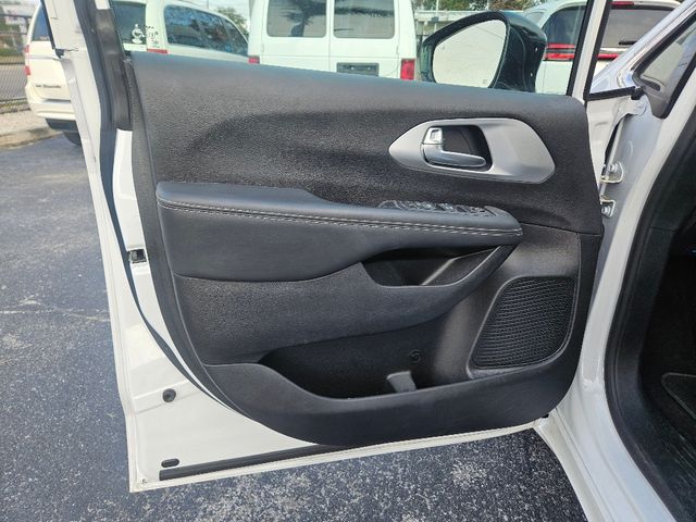 2024 Chrysler Pacifica Touring  Wheelchair Van Handicap Ramp Van