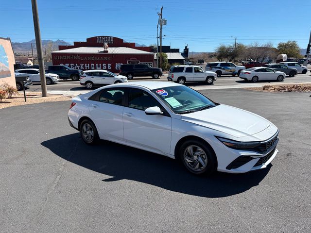 2024 Hyundai ELANTRA SE