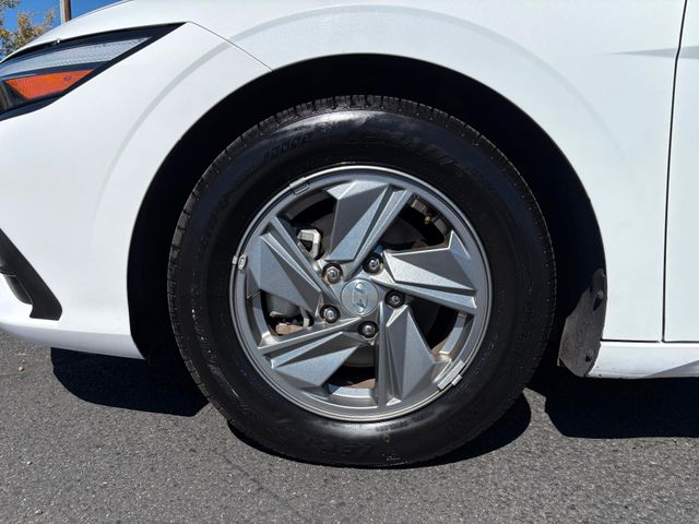 2024 Hyundai ELANTRA SE