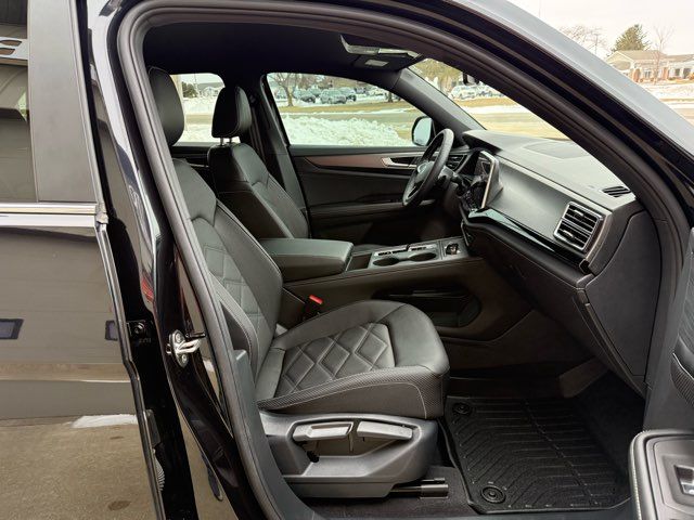 2024 Volkswagen Atlas Cross Sport SE 4Motion | Gifford, IL | Trav's Automotive 2024 Volkswagen Atlas Cross Sport SE 4Motion | Gifford, IL | Trav's Automotive