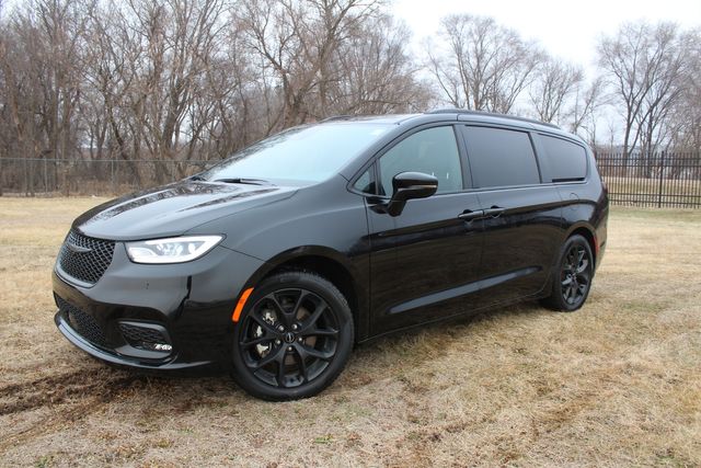 2025 Chrysler Pacifica Limited Black sport package | Roscoe, IL | Autoland Outlets