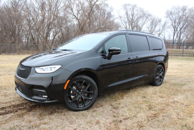 2025 Chrysler Pacifica Limited Black sport package | Roscoe, IL | Autoland Outlets 2025 Chrysler Pacifica Limited Black sport package | Roscoe, IL | Autoland Outlets