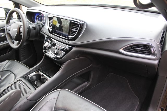 2025 Chrysler Pacifica Limited Black sport package | Roscoe, IL | Autoland Outlets