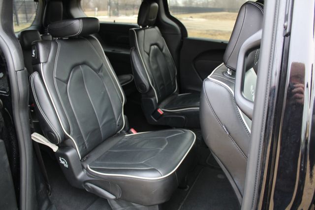 2025 Chrysler Pacifica Limited Black sport package | Roscoe, IL | Autoland Outlets