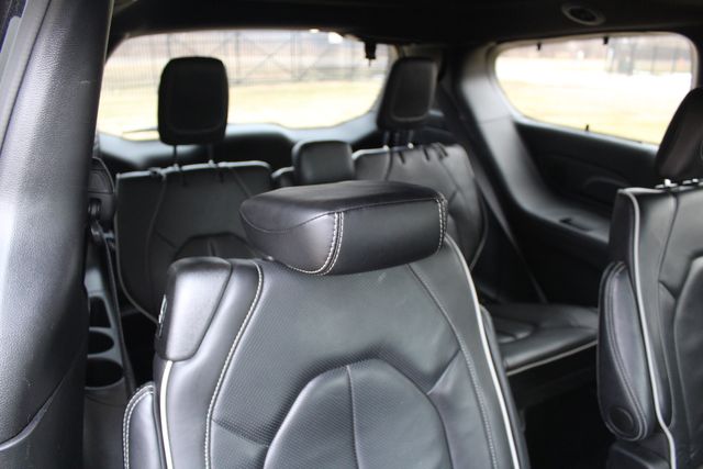 2025 Chrysler Pacifica Limited Black sport package | Roscoe, IL | Autoland Outlets