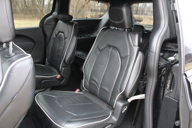 2025 Chrysler Pacifica Limited Black sport package | Roscoe, IL | Autoland Outlets
