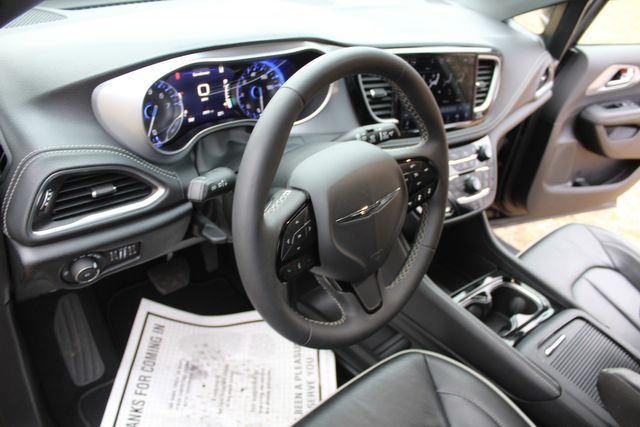 2025 Chrysler Pacifica Limited Black sport package | Roscoe, IL | Autoland Outlets