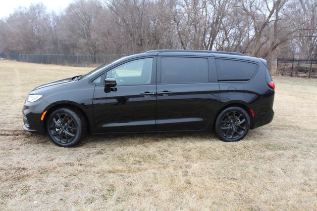 2025 Chrysler Pacifica Limited Black sport package | Roscoe, IL | Autoland Outlets 2025 Chrysler Pacifica Limited Black sport package | Roscoe, IL | Autoland Outlets