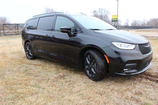 2025 Chrysler Pacifica Limited Black sport package | Roscoe, IL | Autoland Outlets 2025 Chrysler Pacifica Limited Black sport package | Roscoe, IL | Autoland Outlets