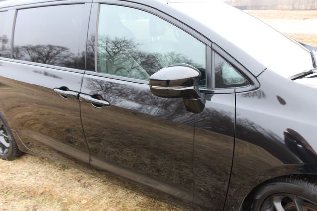 2025 Chrysler Pacifica Limited Black sport package | Roscoe, IL | Autoland Outlets 2025 Chrysler Pacifica Limited Black sport package | Roscoe, IL | Autoland Outlets