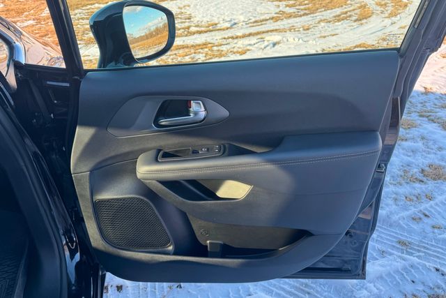 2025 Chrysler Pacifica Select AWD | Roscoe, IL | Autoland Outlets