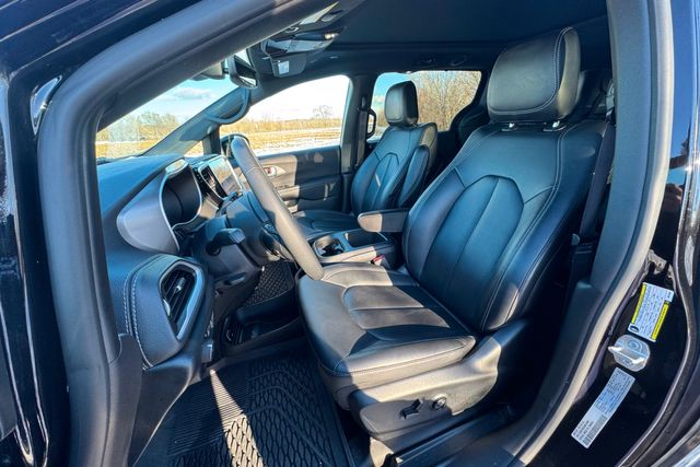 2025 Chrysler Pacifica Select AWD | Roscoe, IL | Autoland Outlets