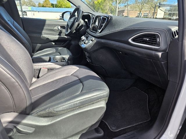 2025 Chrysler Pacifica Select Wheelchair Van Handicap Ramp Van